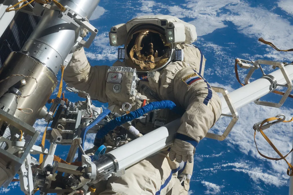 Cosmonauta realiza manutenção em componentes da ISS (Imagem: Reprodução/NASA)