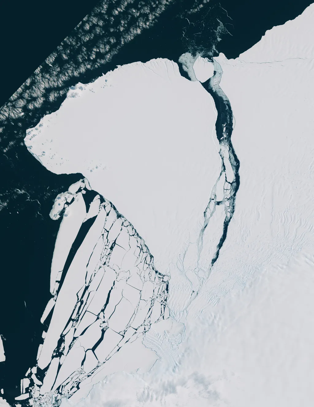 O gelo marinho na Antártida protege as plataformas de gelo no continente ( Imagem: ESA, CC BY-SA 3.0 IGO)
