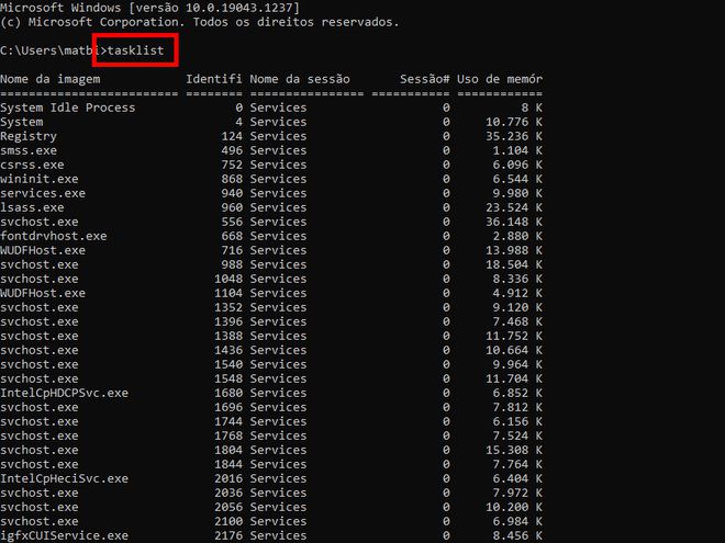 Insira o comando "tasklist" para acessar a lista de programas em execução (Captura de tela: Matheus Bigogno)