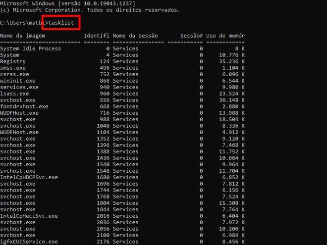 Insira o comando "tasklist" para acessar a lista de programas em execução (Captura de tela: Matheus Bigogno)