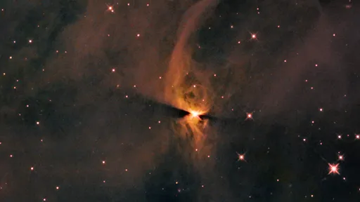 Esta foto mostra a beleza de uma estrela recém-nascida escondida em sua nebulosa