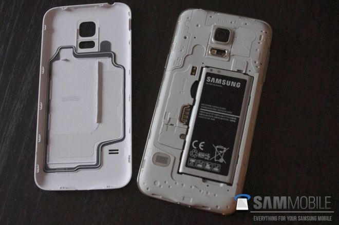 A parte interna da tampa traseira revela uma vedação que sugere resistência a água, tal qual o Galaxy S5 original A parte interna da tampa traseira revela uma vedação que sugere resistência a água, tal qual o Galaxy S5 original