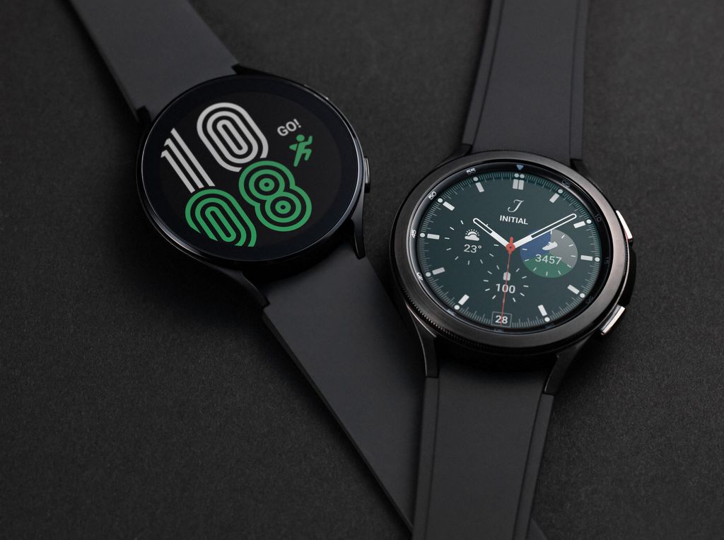 O Galaxy Watch 4 traz visual moderno com tela plana, enquanto o Galaxy Watch 4 Classic oferece o design elegante dos relógios tradicionais (Imagem: Divulgação/Samsung)