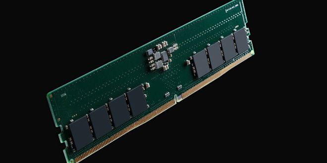 Uma das grandes novidades das memórias DDR5 é a integração de circuitos como o controlador de voltagem diretamente nos módulos (Imagem: Divulgação/Kingston)