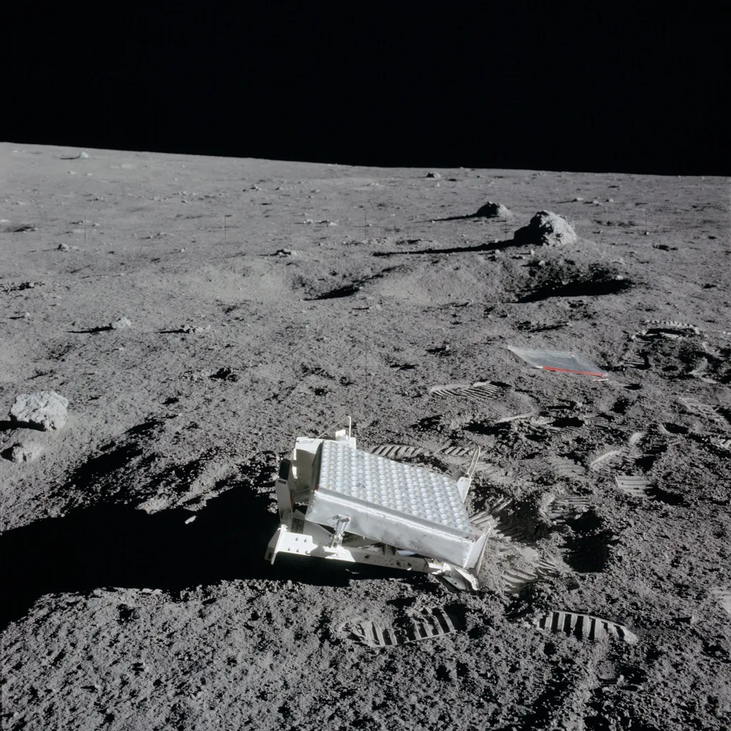Refletor deixado na Lua pelos astronautas do programa Apollo (Imagem: Reprodução/NASA)