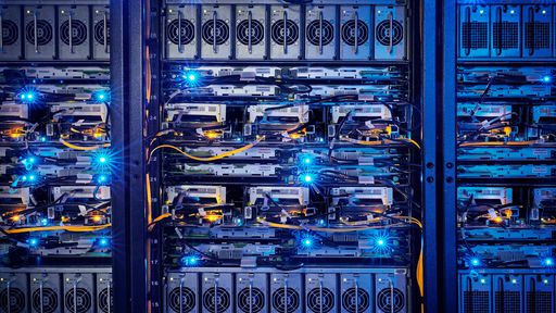 Fotos incríveis mostram como é um datacenter do Facebook por dentro