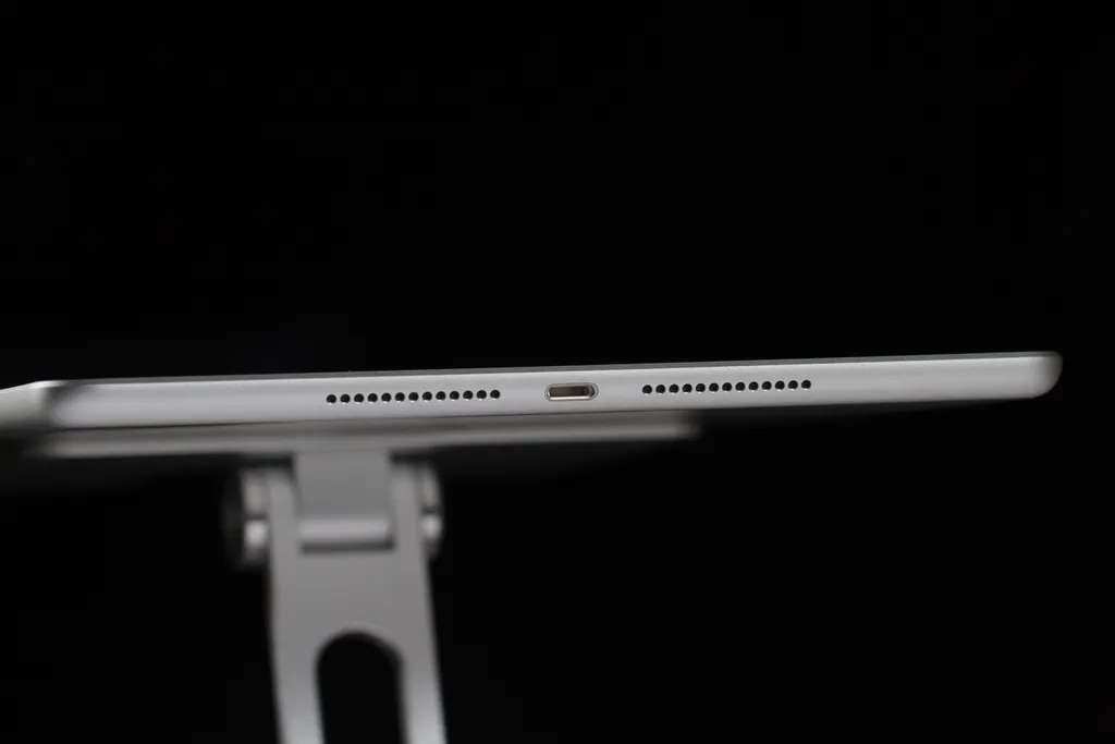 Após nove geração, Apple mantém o conector Lightning em seu iPad (Imagem: Ivo Meneghel Jr/Canaltech)
