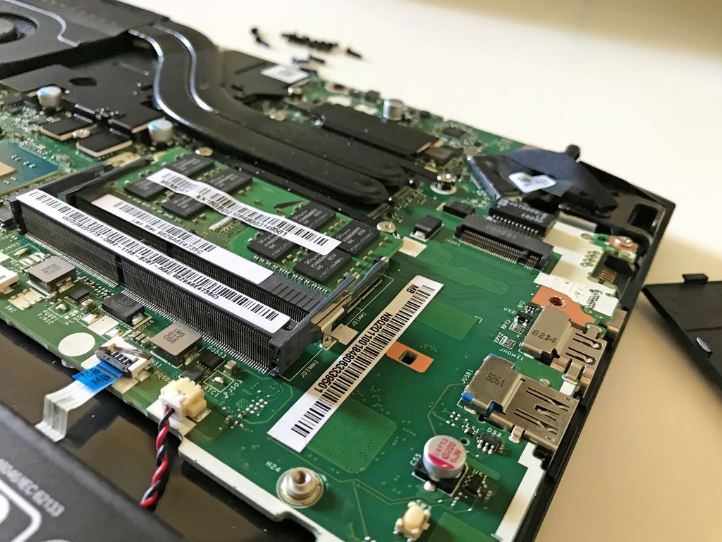 Lentidão do disco rígido pode irritar alguns usuários. Solução pode ser a troca por um SSD Sata III ou M.2 NVMe, cuja entrada fica ao lado dos pentes de memória RAM