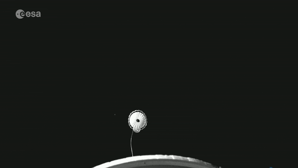 O paraquedas principal do primeiro estágio, com 15 metros de largura, abrindo-se perfeitamente em velocidades supersônicos durante teste em 24 de junho (Imagem: Reprodução/ESA)