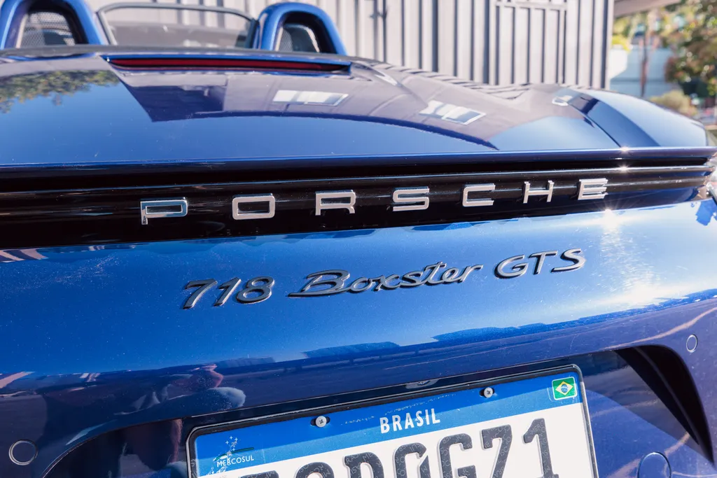 Traseira do 718 Boxster GTS tem linhas marcantes (Imagem: Ivo Meneghel Jr./Canaltech)