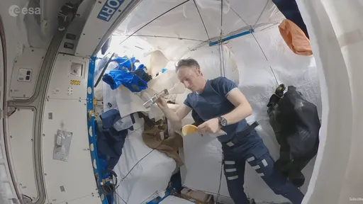 Veja como os astronautas se preparam para dormir no espaço
