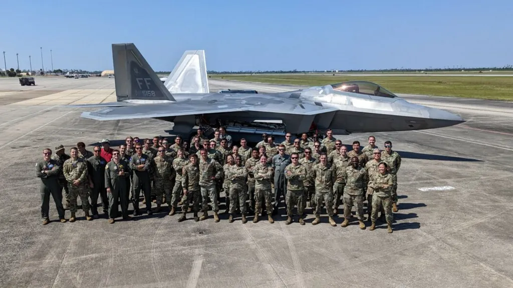 Membros do 94º Esquadrão e do 94º Esquadrão de Caça posam em frente ao F-22 Raptor (Imagem: Divulgação/Força Aérea dos Estados Unidos)