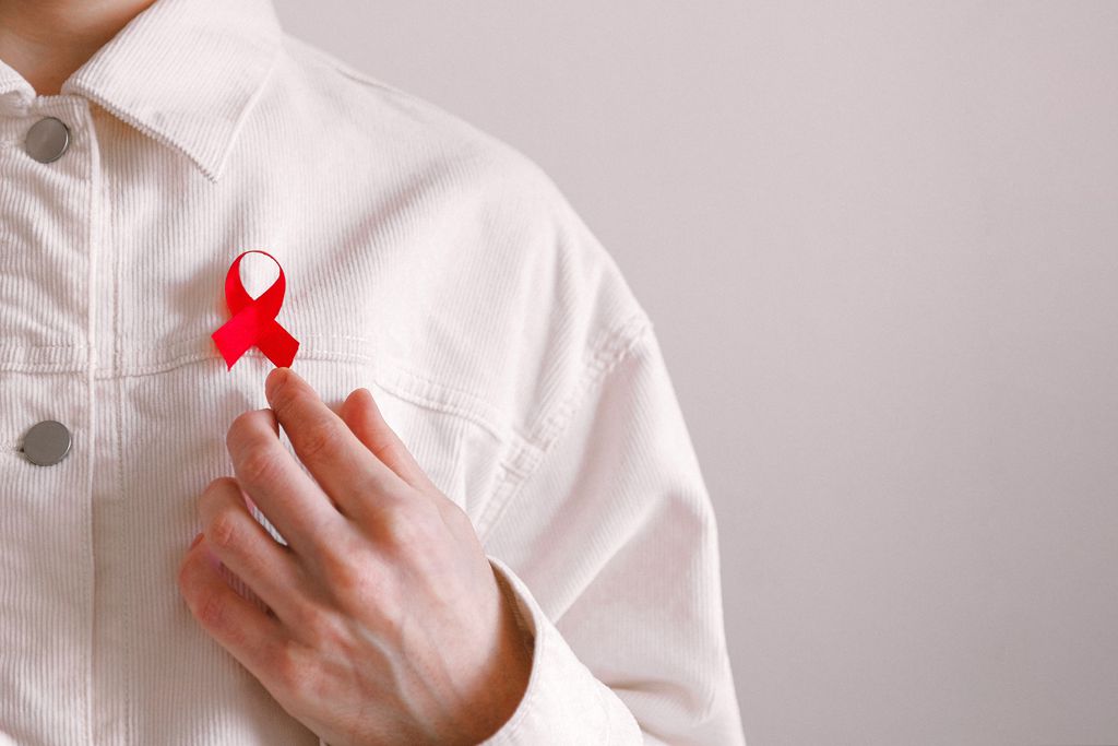 O laço vermelho tornou-se símbolo na campanha de conscientização da AIDS (Foto: Anna Shvets/Pexels)