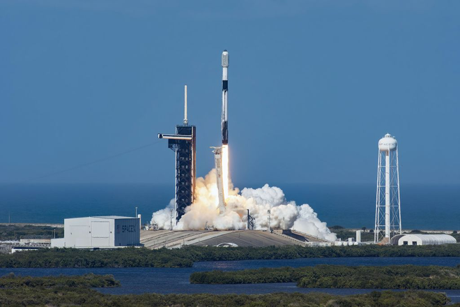 A SpaceX lançou novos 49 satélites para sua megaconstelação, que juntariam a mais de 1.800 já lançados (Imagem: Reprodução/SpaceX)