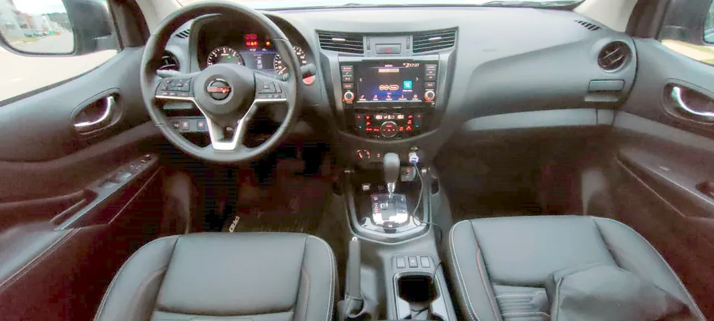 Cabine da Nissan Frontier 2023 é recheada de tecnologia (Imagem: Paulo Amaral/Canaltech)