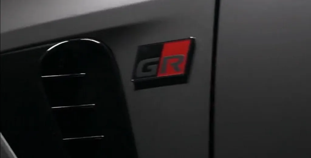 Logo da Gazoo Racing, divisão esportiva da Toyota, está na lateral do novo Corolla GR hatch (Imagem: Reprodução/Twitter, Corolla)
