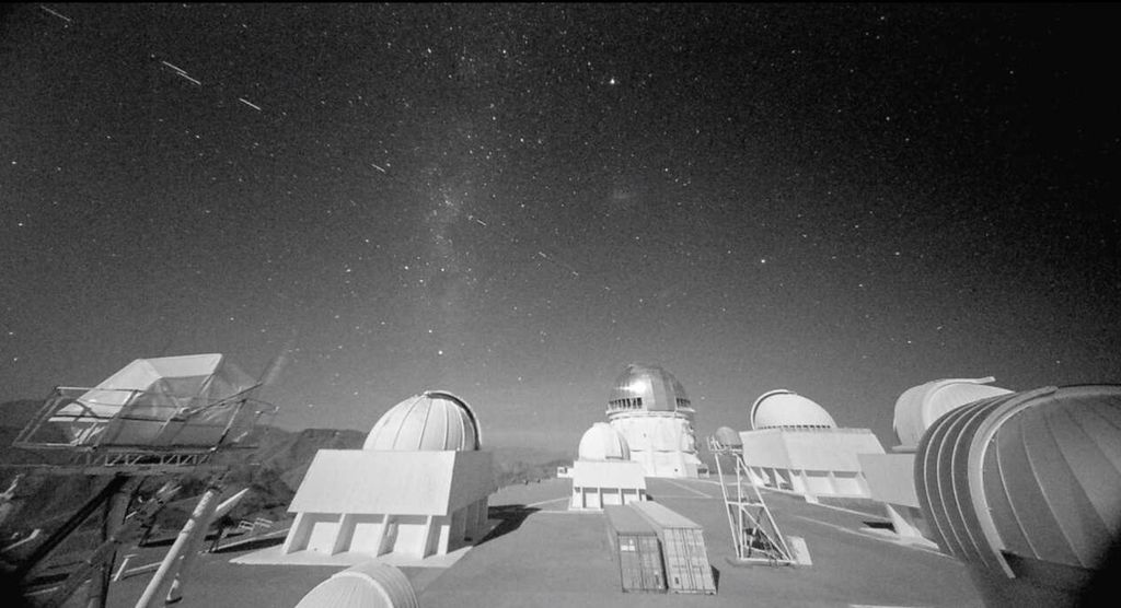 O céu acima do Observatório Interamericano de Cerro Tololo mostrando rastro da passagem de satélites Starlink (Foto: Clarae Martínez-Vázquez)
