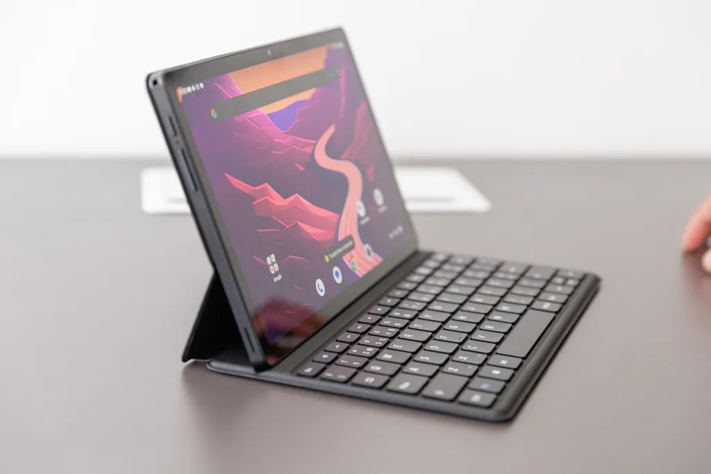 O tablet VAIO TL10 já vem com capa-teclado (Imagem: Ivo Meneghel Jr./Canaltech)