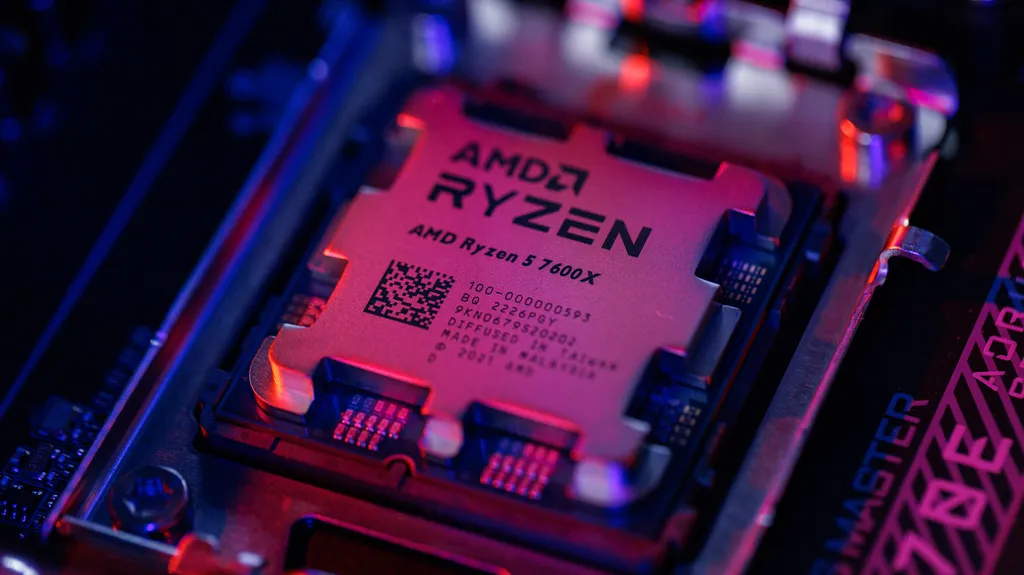 O Ryzen 5 7600X ainda é um processador de seis núcleos, mas tem desempenho bem superior aos demais (Imagem: Ivo Meneghel Jr/Canaltech)