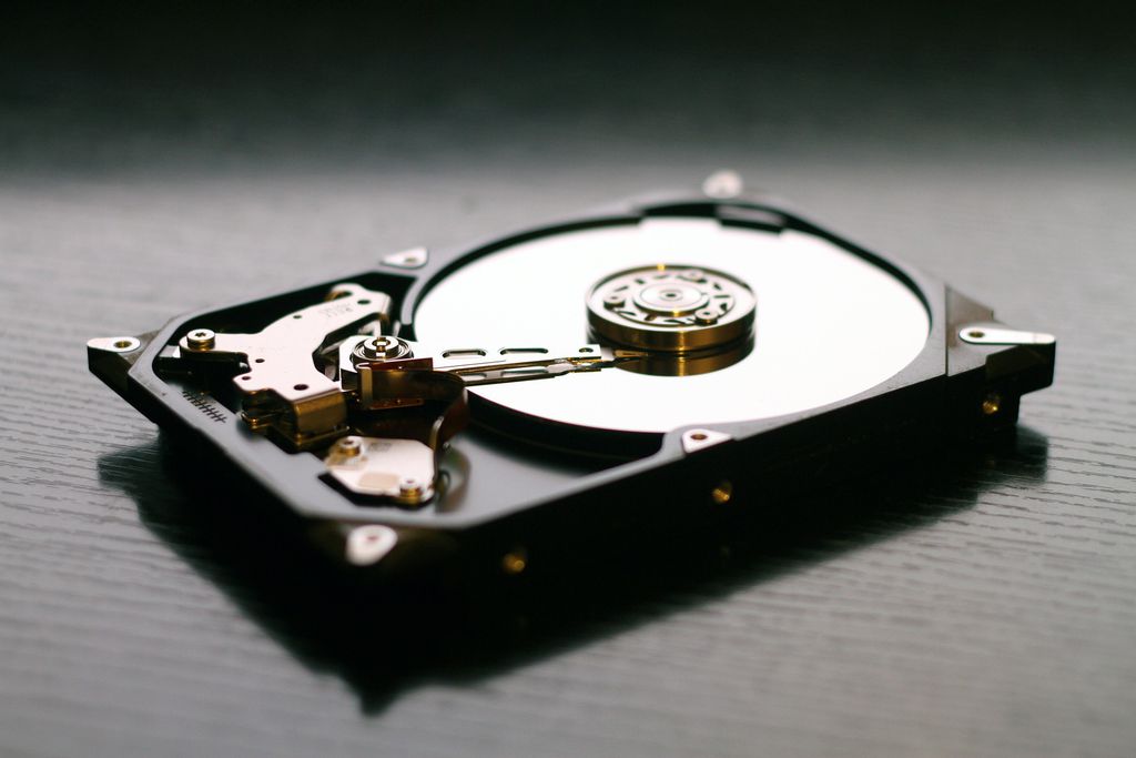 Num HD, a gravação de novos dados se sobrepõe aos arquivos anteriores. (Imagem: Bohed/Pixabay)