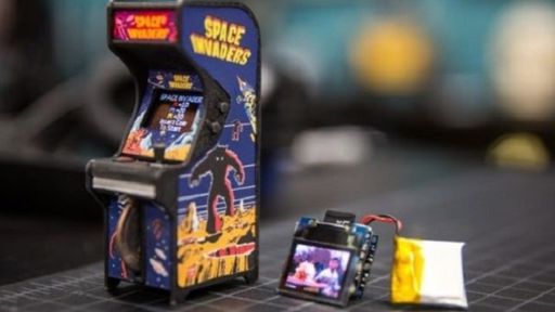 Fliperama em miniatura roda jogos clássicos e já está disponível para encomenda