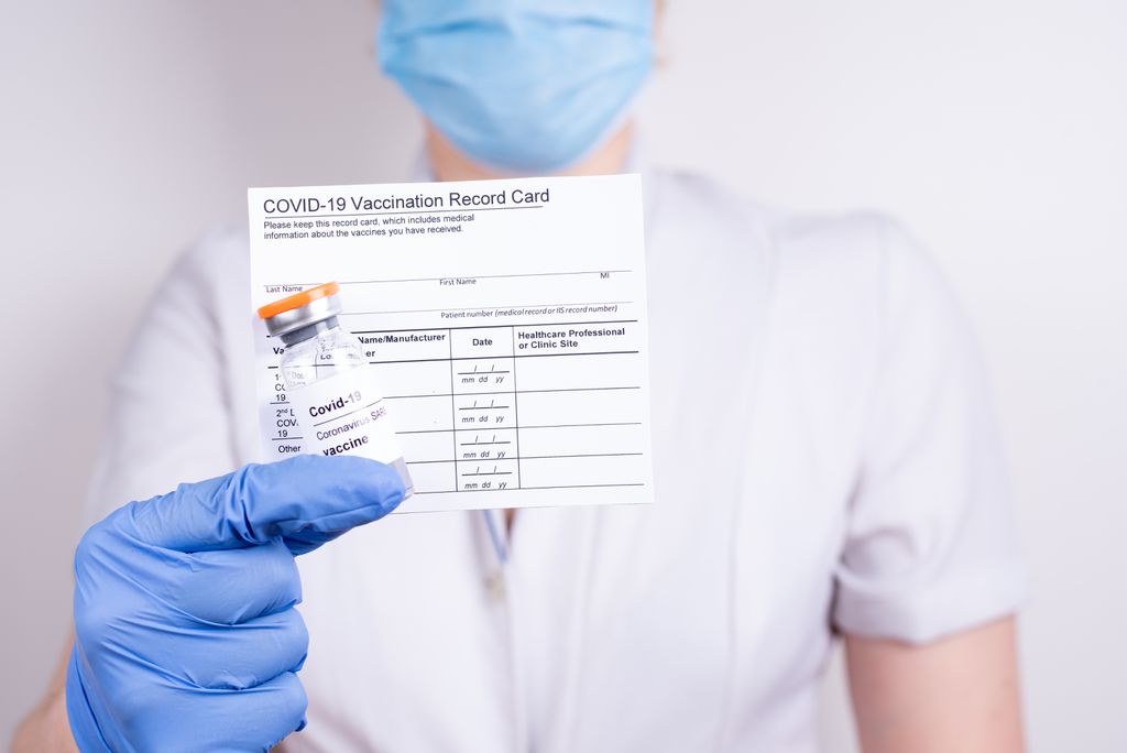 Facebook, Twitter e outras tentam barrar venda de cartões de vacina falsos