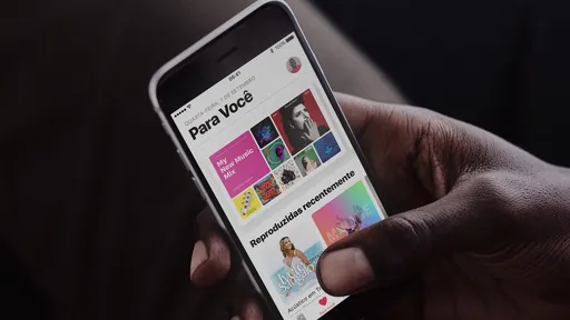 Apple Music ganha modo escuro e exibição de letras de música no Android