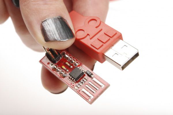 Dois tipos de conectores macho USB-A.