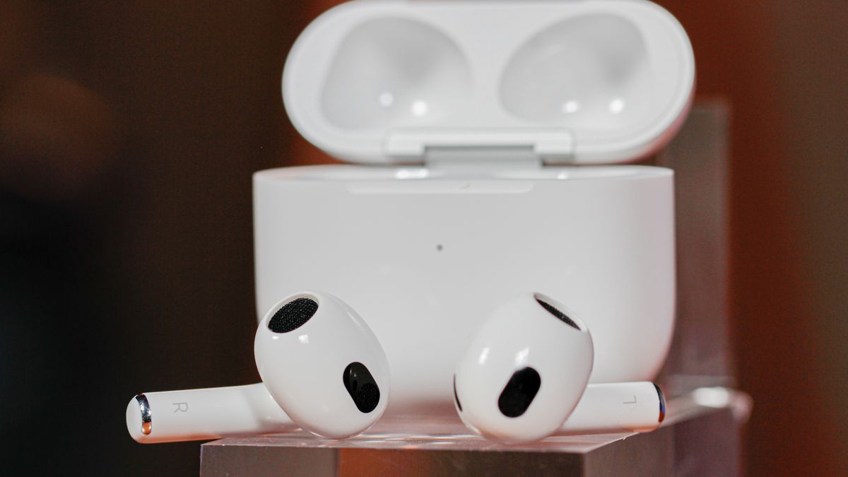 Review AirPods 3 | Melhorou, mas ficou perdido entre o AirPods 2 e