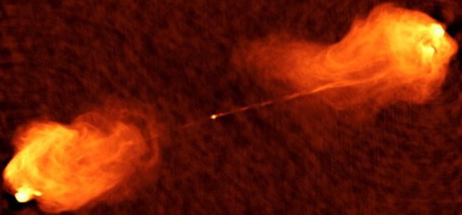 Dois jatos disparando para fora do centro de Cygnus A, uma galáxia não muito distante da nossa (Imagem: NRAO)