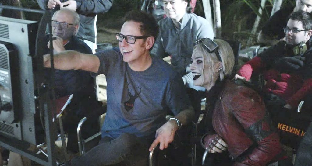 James Gunn e Margot Robbie no set de Esquadrão Suicida (Imagem: Reprodução/Warner Bros.)