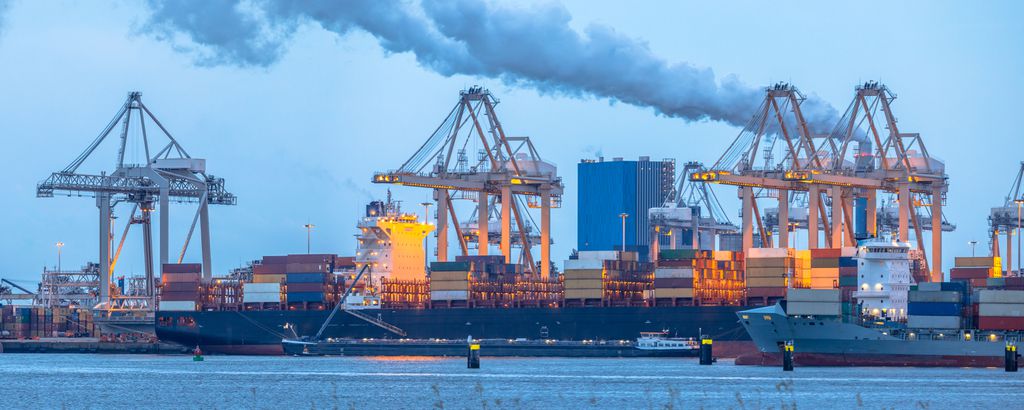 Navios cargueiros produzem 2% de todo o gás carbônico jogado na atmosfera (Imagem: Reprodução/Envato)