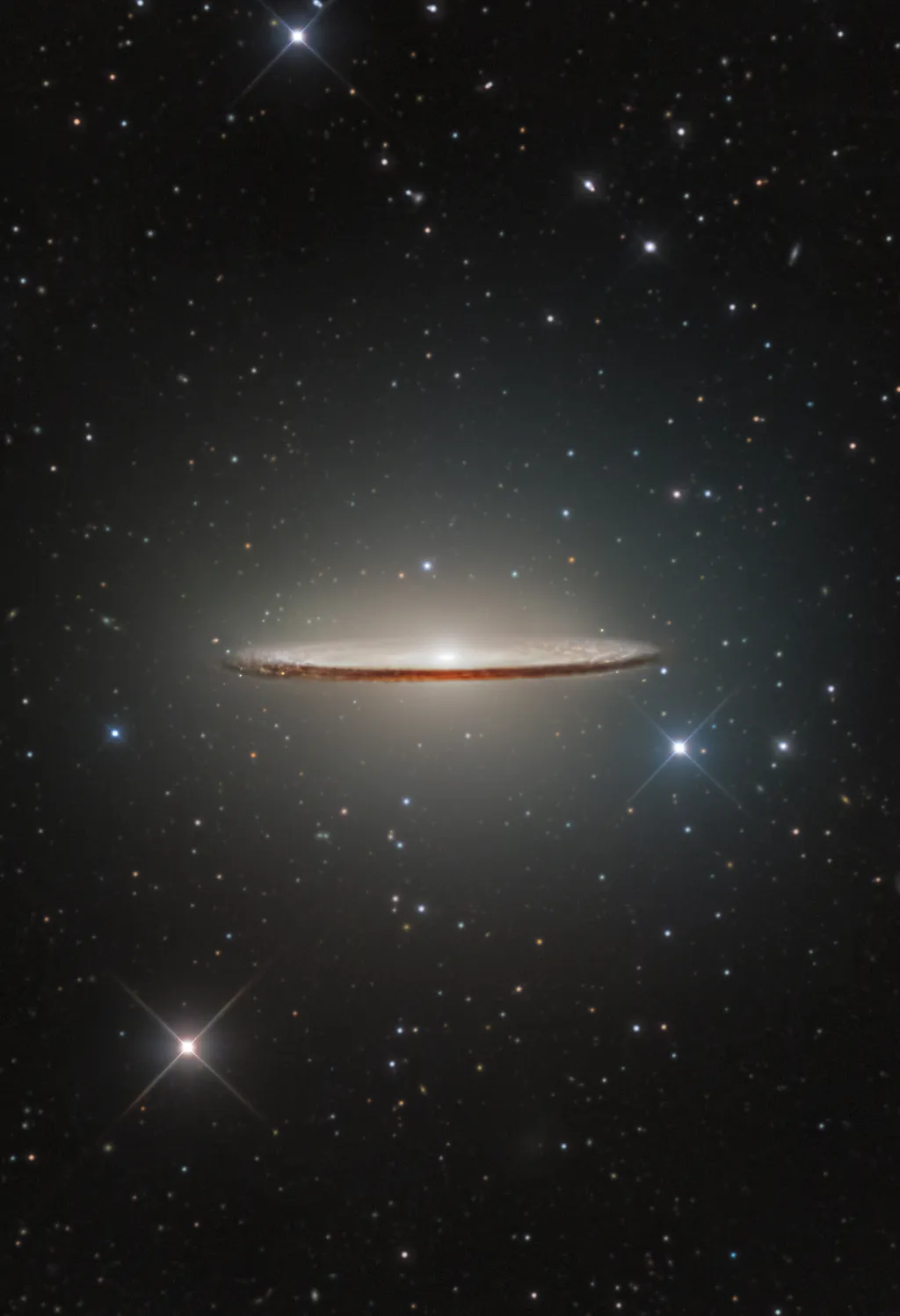 Esta é a galáxia M104; é possível ver seu halo galáctico acima e abaixo de seu disco (Imagem: Reprodução/Bray Falls)