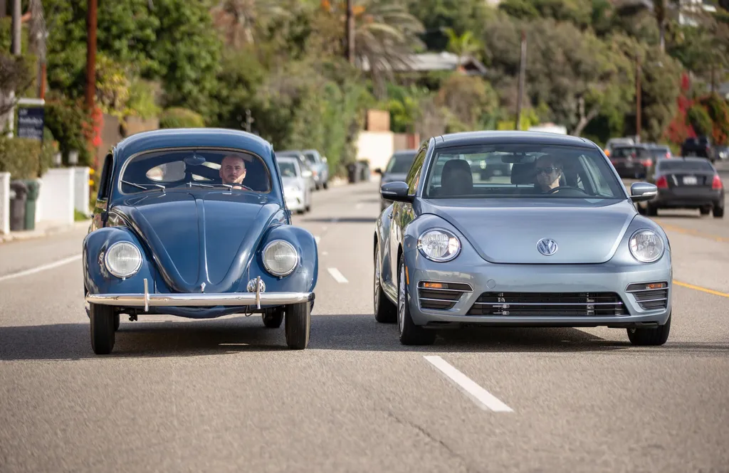 Volkswagen Fusca e o chamado New Beetle lado a lado: gerações distintas, mas mesmo sucesso (Imagem: Divulgação/Volkswagen)