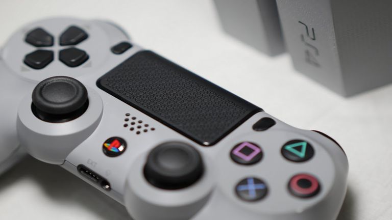 Edição limitada de PlayStation 4 Pro na cor branca está em pré-venda