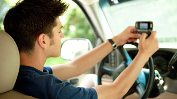 De 2010 a 2013, número de motoristas que usam celular enquanto dirigem dobrou