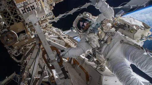 NASA suspende caminhadas no espaço após infiltração de água em traje espacial