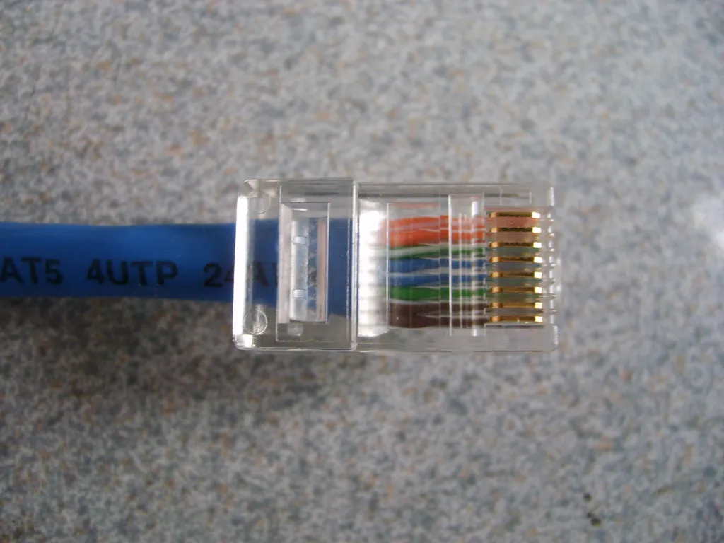 O corte dos fios e da bainha do fio devem ser precisos para caber corretamente no conector (Imagem: Reprodução/WikiMedia)