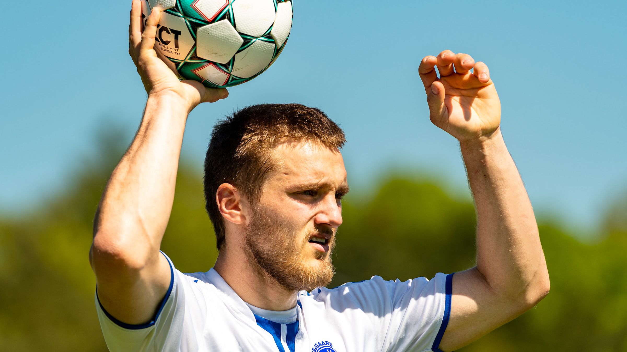 Por que os jogadores de futebol cospem a água nos intervalos da