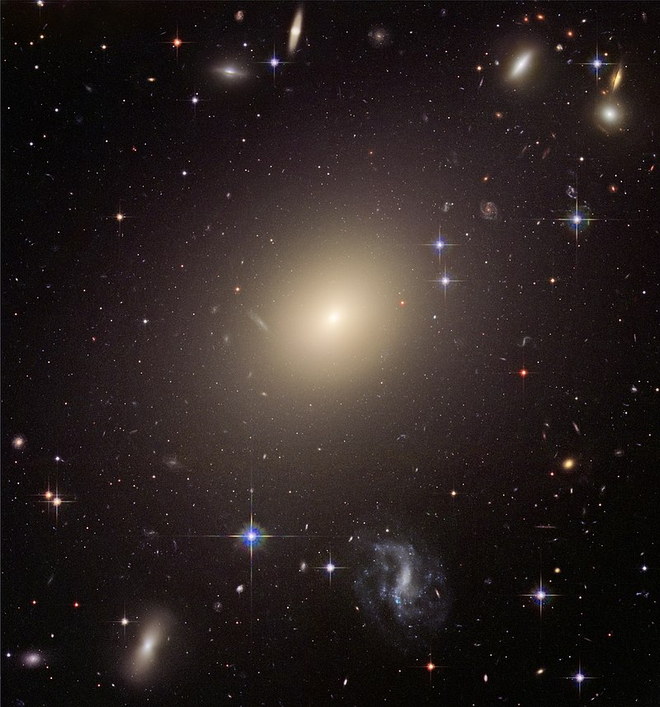 A galáxia ESO 325-G004 é do tipo elíptica, e tem massa equivalente a mais de 100 bilhões de sóis (Imagem: Reprodução/NASA, ESA/The Hubble Heritage Team (STScI/AURA)/J. Blakeslee (Washington State University)