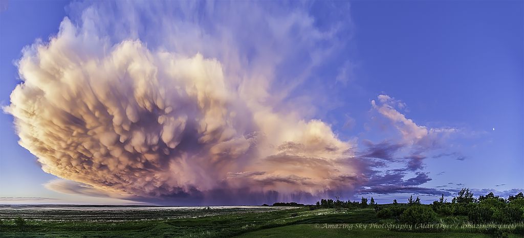 Nuvem cumolonimbus coloridas durante o pôr do Sol (Imagem: Reprodução/Alan Dyer (The Amazing Sky)