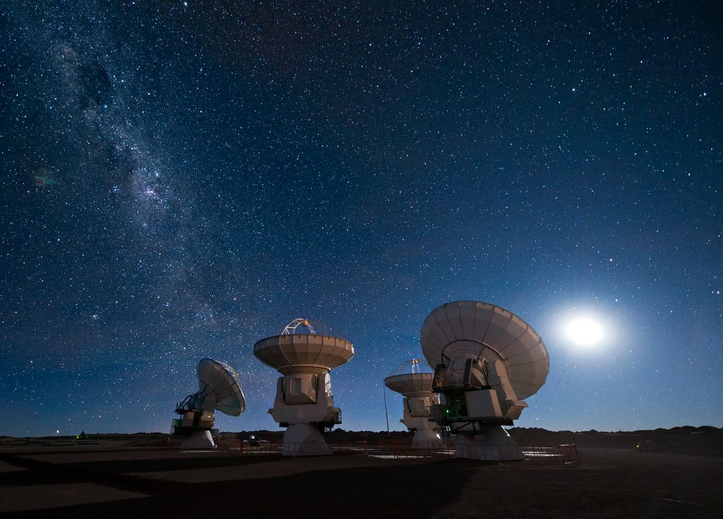 Quatro antenas do Atacama Large Millimeter Array (ALMA), rádio-observatório constituído por um conjunto de antenas no Chile (Foto: ESO)