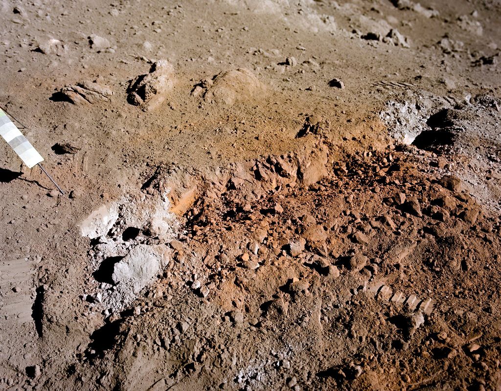 Após estudos, pesquisadores descobriram que o solo é formado por contas vulcânicas (Imagem: Reprodução/NASA/Kevin M. Gill)
