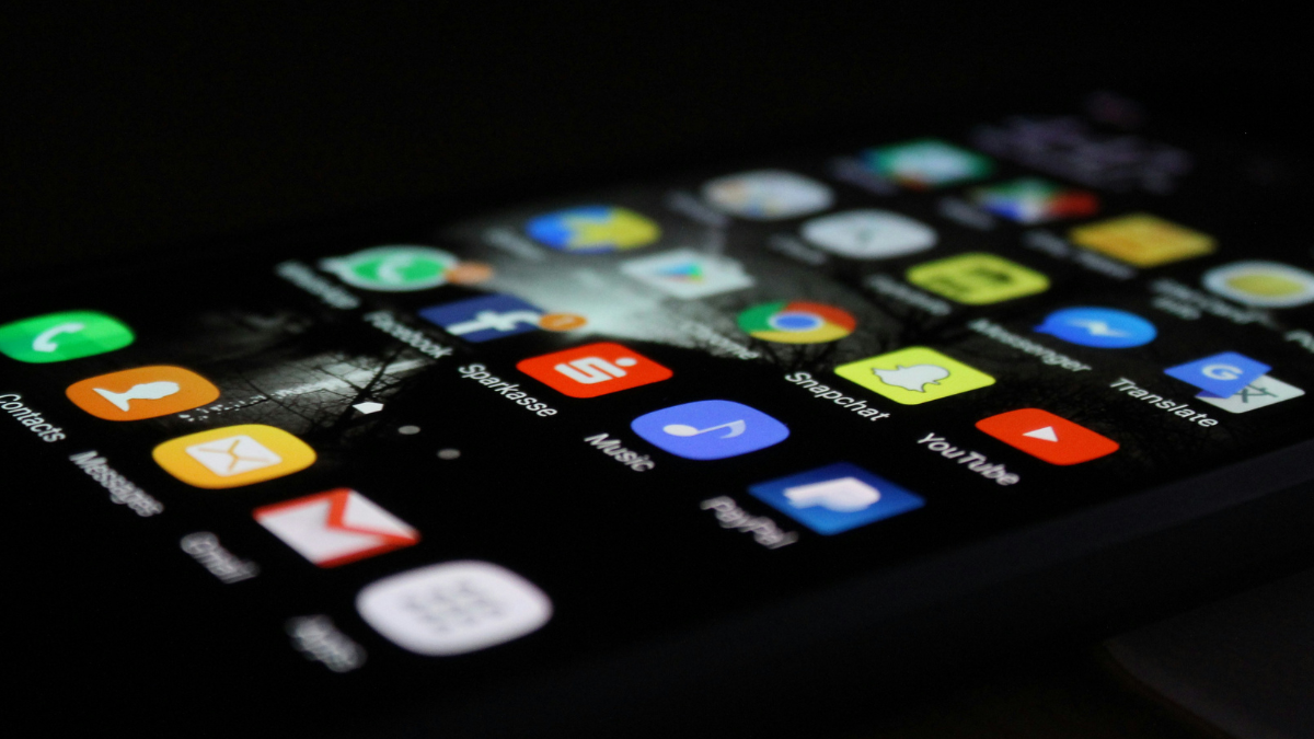 WhatsApp GB, jogos grátis e mods: por que baixar apps fora da loja é uma cilada?