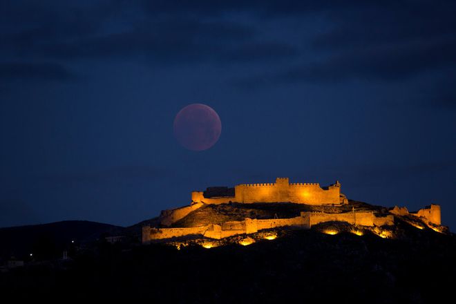 A lua eclipsada acima de Argos, na Grécia (Foto: Petros Giannakouris/Associated Press)