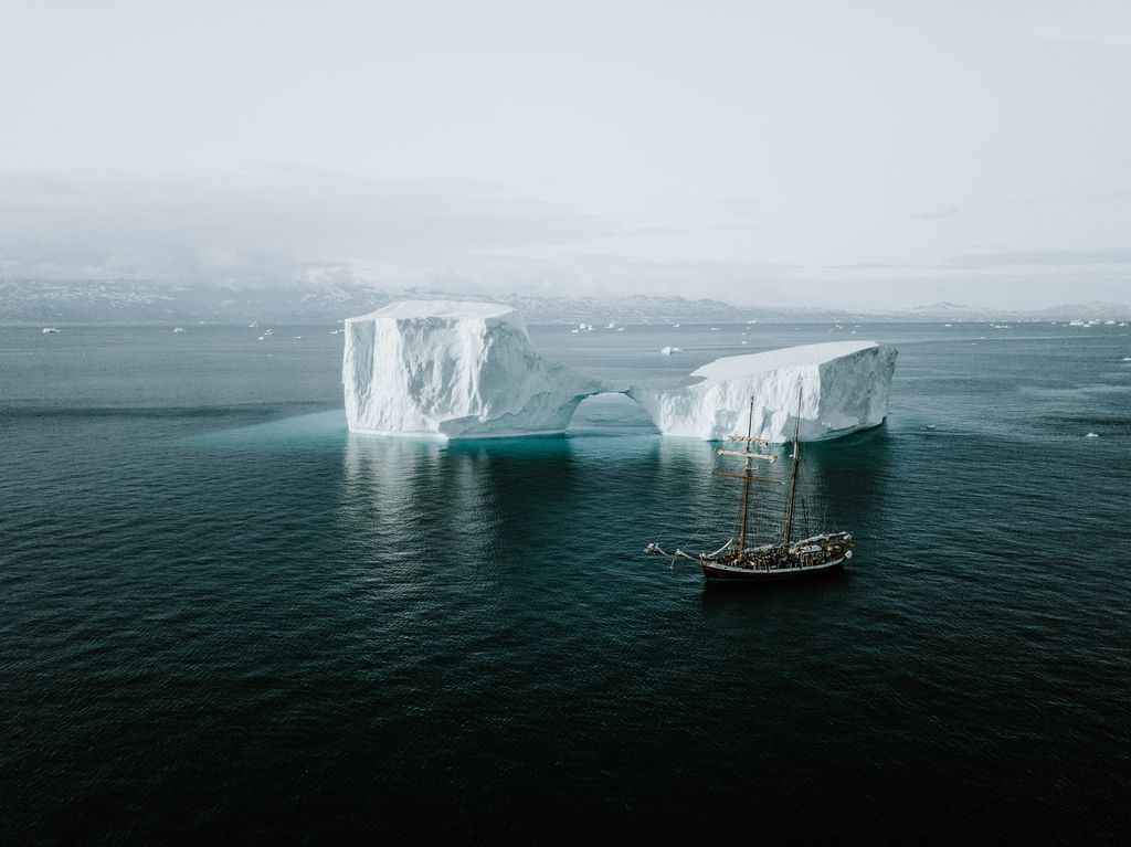 Os icebergs ficam à deriva no mar após se desprender de geleiras e plataformas de gelo, até que, eventualmente, derretem e desaparecem para sempre (Imagem: Annie Spratt/Unsplash)