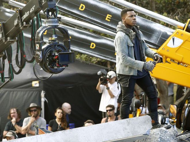 John Boyega no set de Círculo de Fogo: A Revolta (Imagem: Universal Pictures)