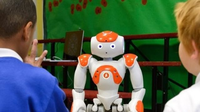 Escola britânica usa robôs para educar crianças autistas