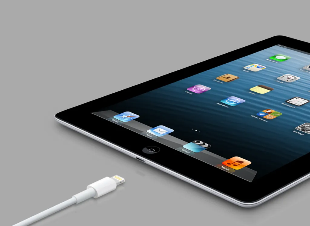 iPad de quarta geração trouxe conector Lightning para substituir porta de 30 pinos (Imagem: Reprodução/Apple)