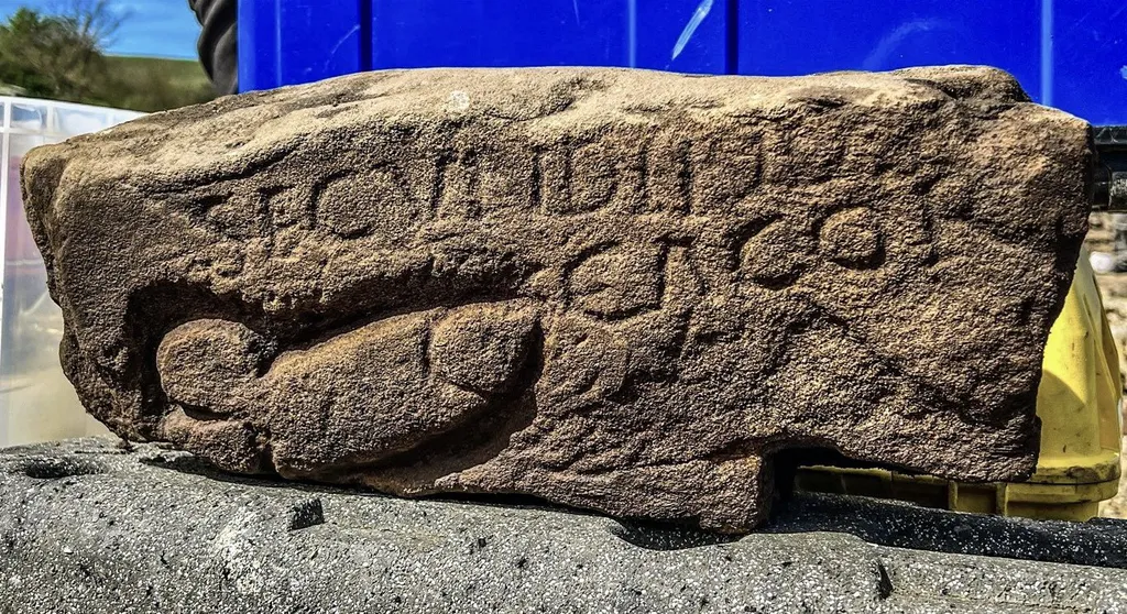 A infame pedra gravada com a figura fálica e o insulto a um infeliz Secundinus de 1.700 ano atrás (Imagem: The Vindolanda Trust/Divulgação)